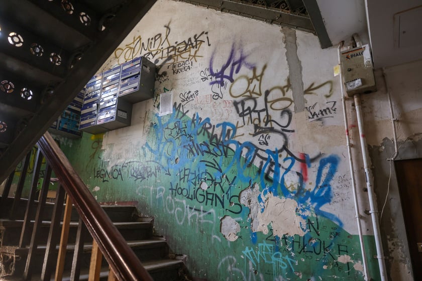 Kamienice przy Więckowskiego na początku remontu w lipcu 2025