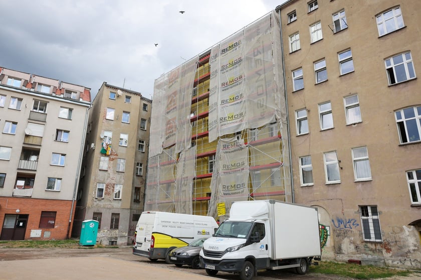 Kamienice przy Więckowskiego na początku remontu w lipcu 2025
