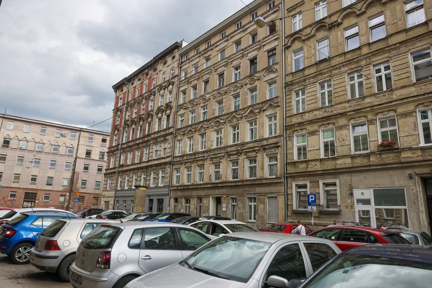 Kamienice przy Więckowskiego na początku remontu w lipcu 2025