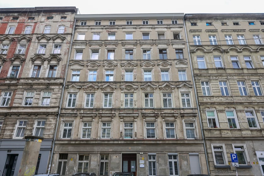 Kamienice przy Więckowskiego na początku remontu w lipcu 2025