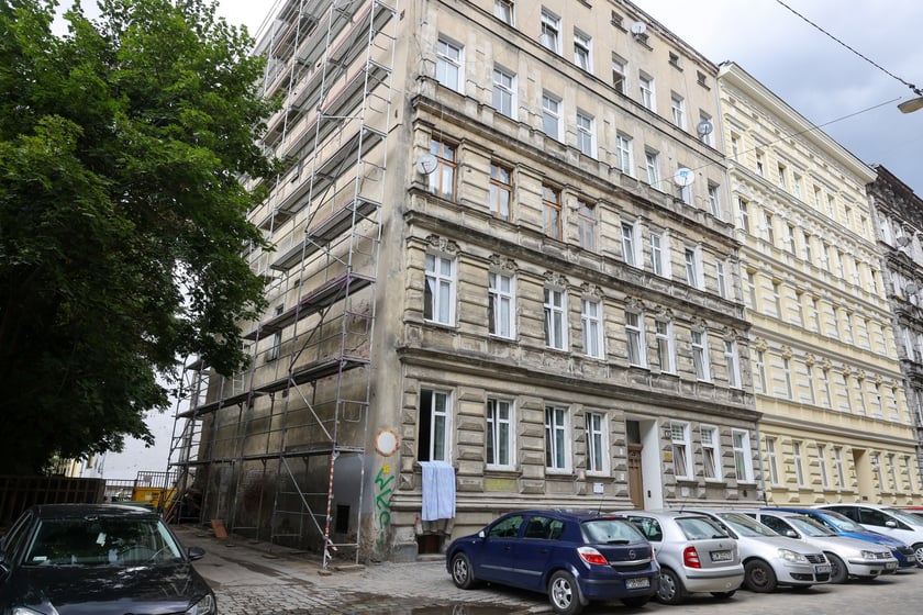 Kamienice przy Więckowskiego na początku remontu w lipcu 2025