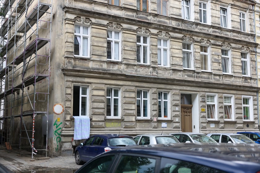 Kamienice przy Więckowskiego na początku remontu w lipcu 2025
