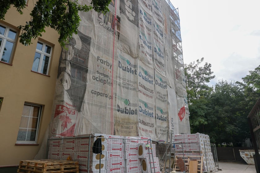Kamienice przy Więckowskiego na początku remontu w lipcu 2025