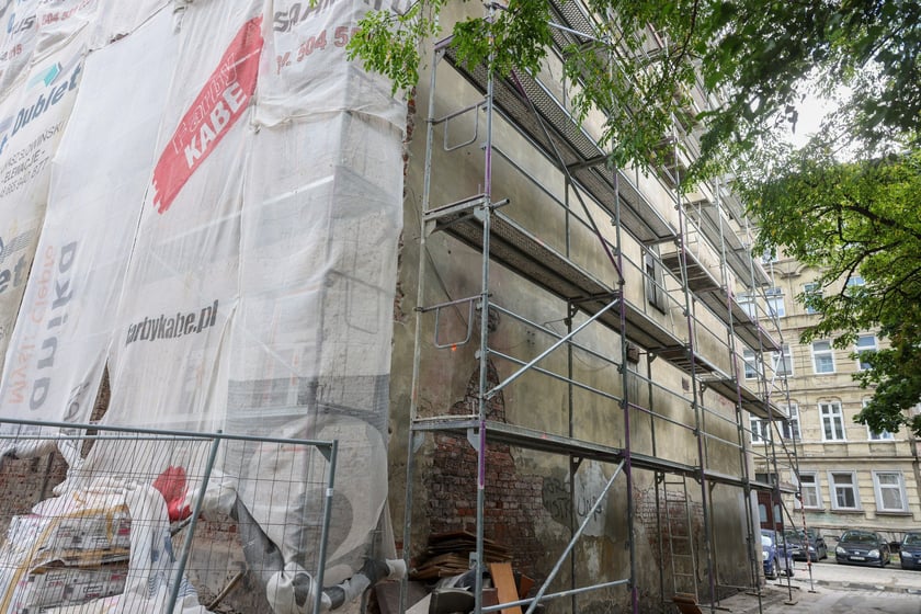 Kamienice przy Więckowskiego na początku remontu w lipcu 2025