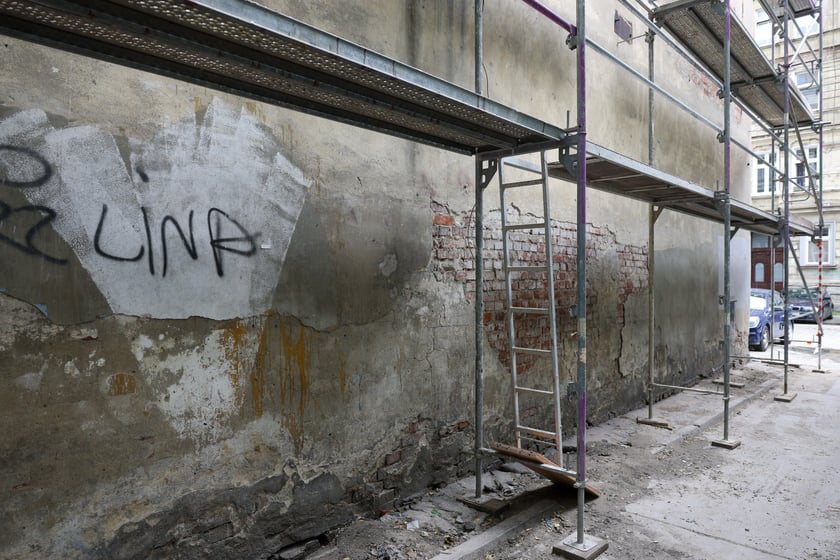 Kamienice przy Więckowskiego na początku remontu w lipcu 2025