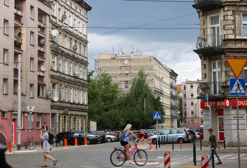 Kamienice przy Więckowskiego na początku remontu w lipcu 2025