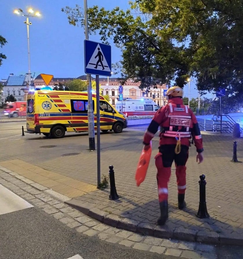 Mężczyzna w fosie miejskiej, akcja ratunkowa