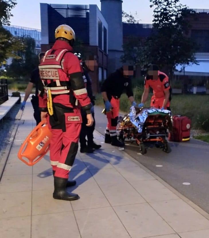 Mężczyzna w fosie miejskiej, akcja ratunkowa