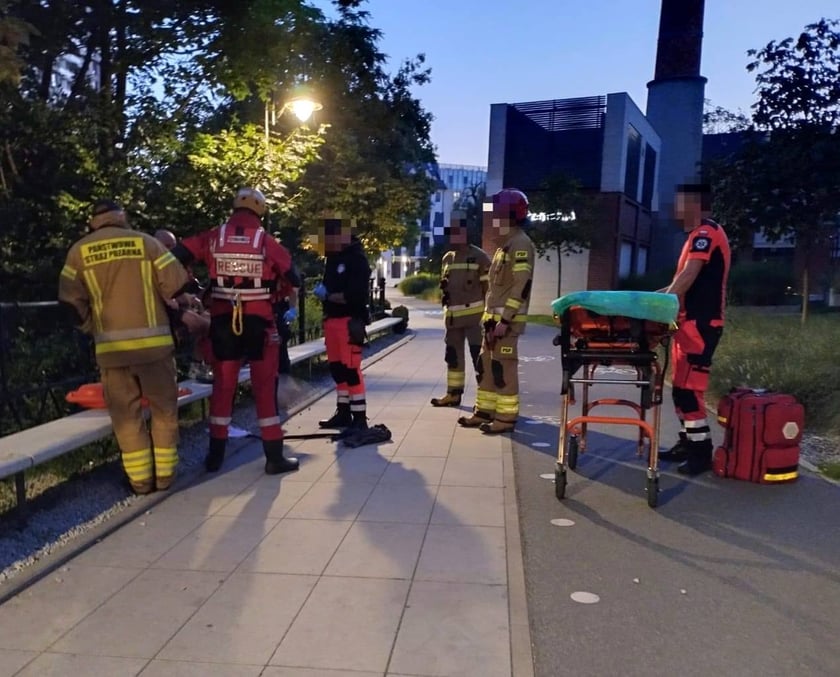 Mężczyzna w fosie miejskiej, akcja ratunkowa