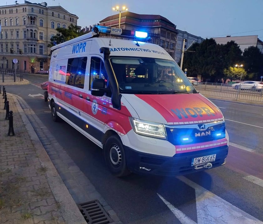 Mężczyzna w fosie miejskiej, akcja ratunkowa