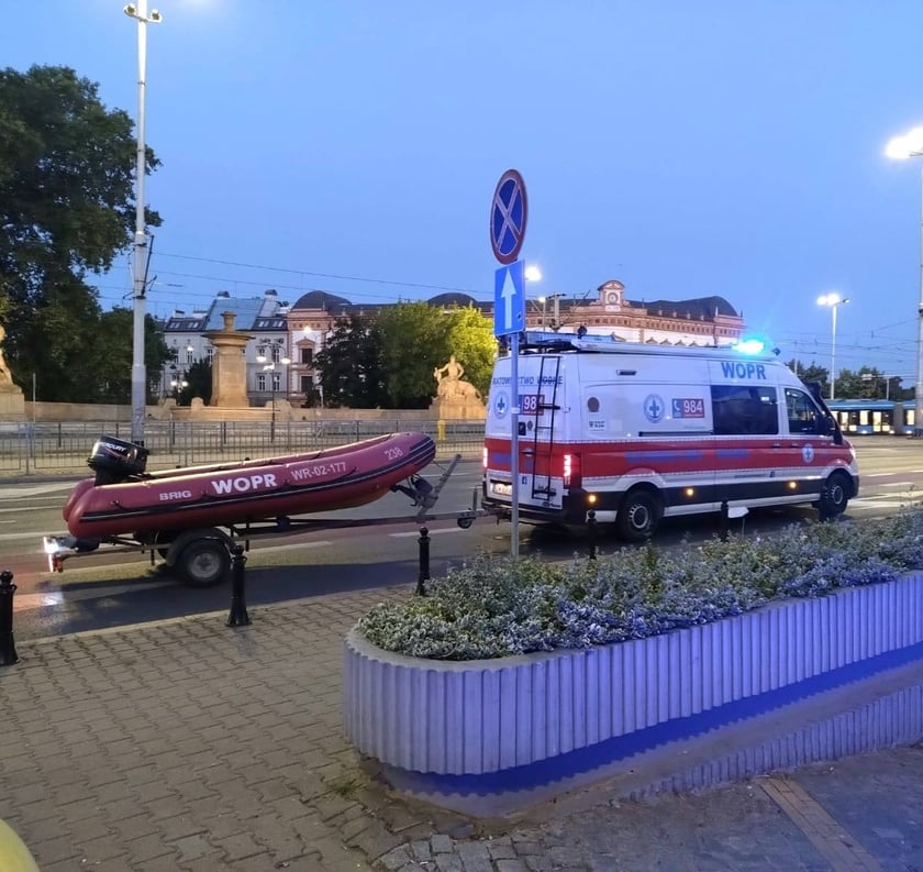 Mężczyzna w fosie miejskiej, akcja ratunkowa