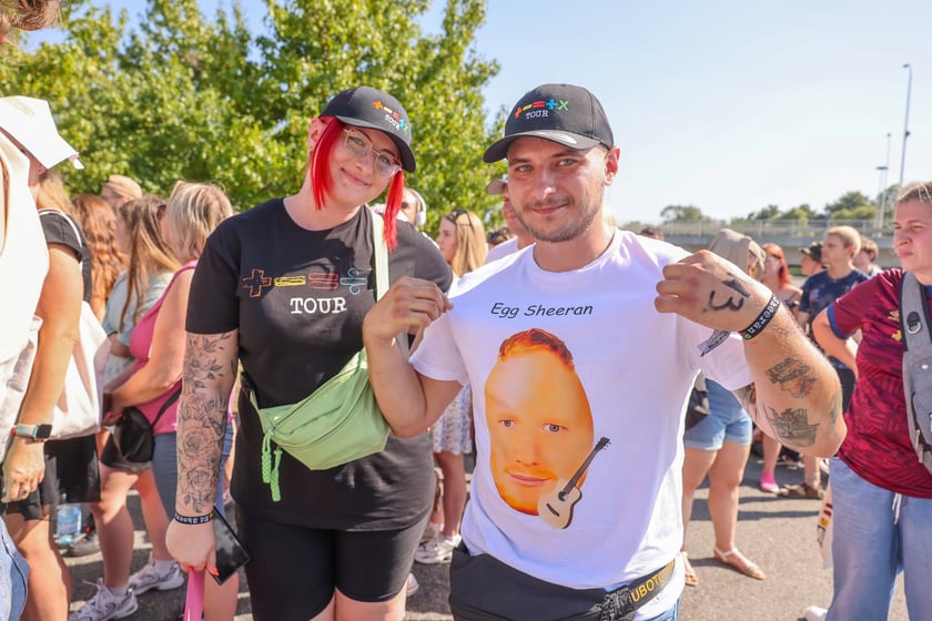 Fanie Eda Sheerana w drodze na kncert na Tarczyński Arena Wrocław, 15 sierpnia 2025