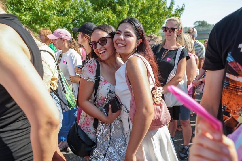 Fanie Eda Sheerana w drodze na kncert na Tarczyński Arena Wrocław, 15 sierpnia 2025