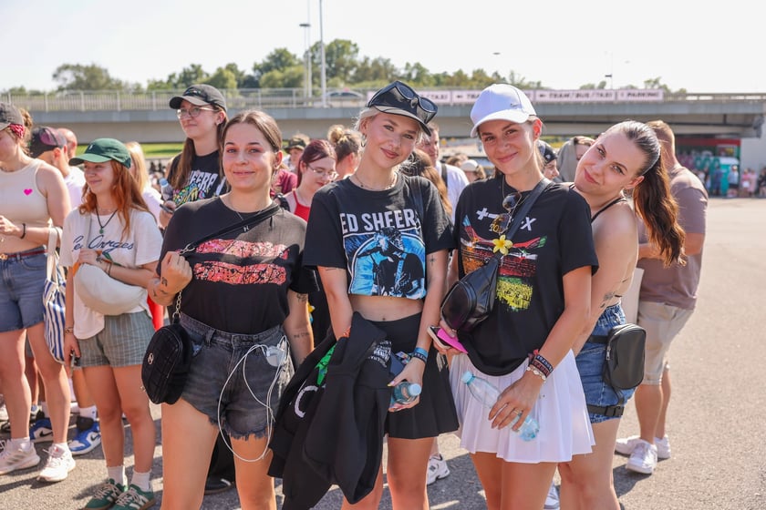 Fanie Eda Sheerana w drodze na kncert na Tarczyński Arena Wrocław, 15 sierpnia 2025