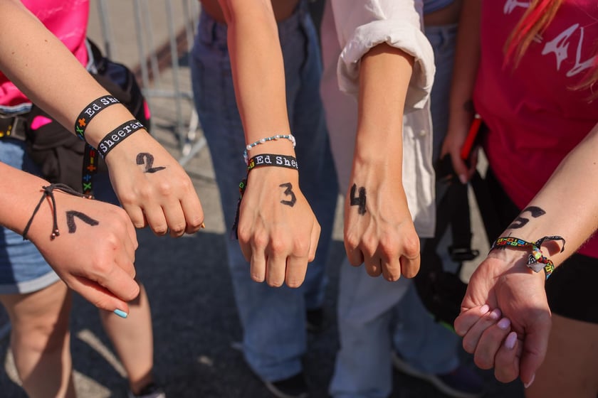 Fanie Eda Sheerana w drodze na kncert na Tarczyński Arena Wrocław, 15 sierpnia 2025