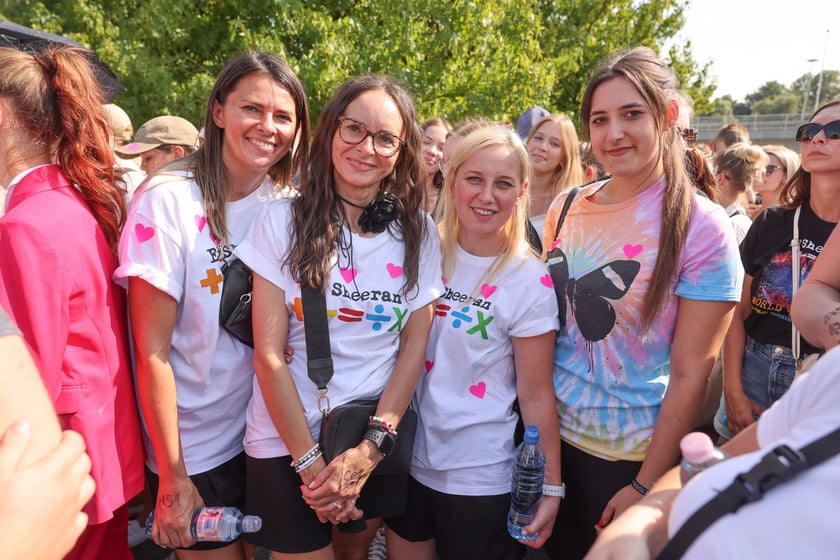 Wielbiciele Ed Sheerana w drodze na sobotni koncert na Tarczyński Arena we Wrocławiu