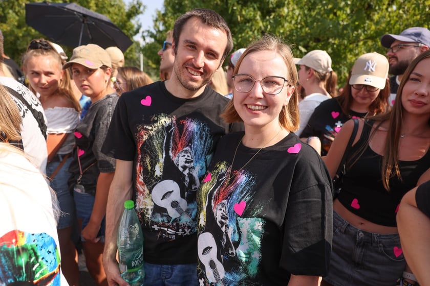 Wielbiciele Ed Sheerana w drodze na sobotni koncert na Tarczyński Arena we Wrocławiu