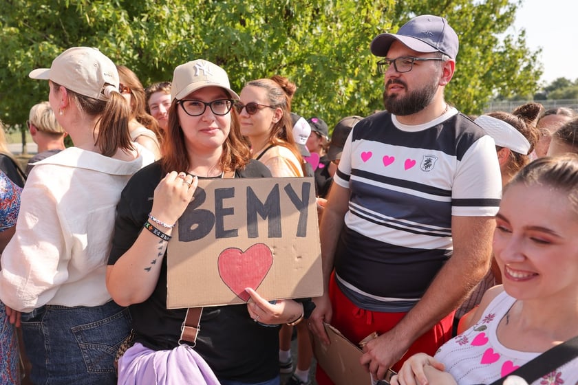 Wielbiciele Ed Sheerana w drodze na sobotni koncert na Tarczyński Arena we Wrocławiu