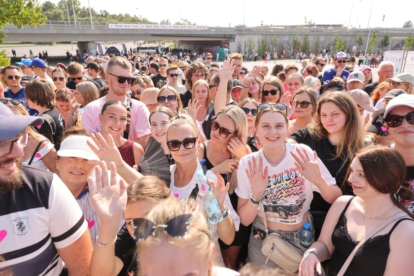 Wielbiciele Ed Sheerana w drodze na sobotni koncert na Tarczyński Arena we Wrocławiu