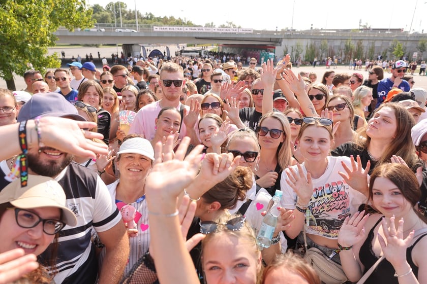 Wielbiciele Ed Sheerana w drodze na sobotni koncert na Tarczyński Arena we Wrocławiu