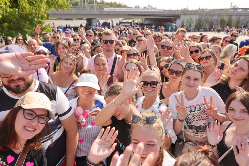 Wielbiciele Ed Sheerana w drodze na sobotni koncert na Tarczyński Arena we Wrocławiu