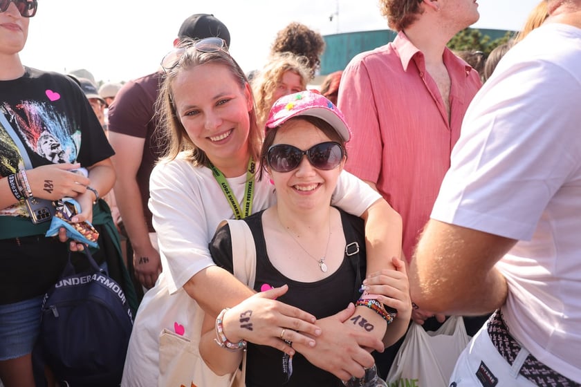 Wielbiciele Ed Sheerana w drodze na sobotni koncert na Tarczyński Arena we Wrocławiu