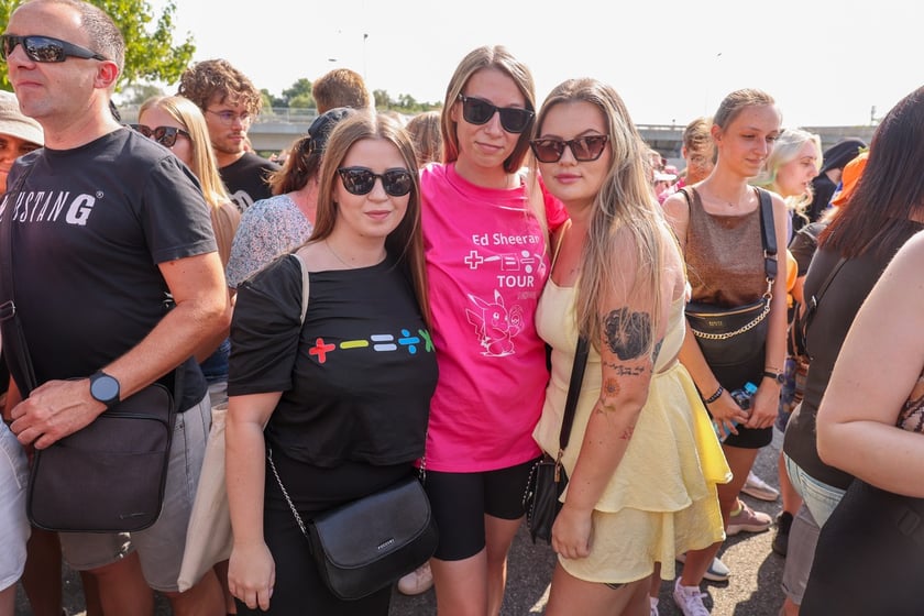 Wielbiciele Ed Sheerana w drodze na sobotni koncert na Tarczyński Arena we Wrocławiu