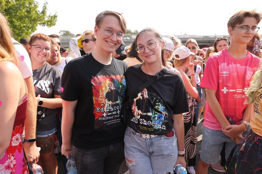 Wielbiciele Ed Sheerana w drodze na sobotni koncert na Tarczyński Arena we Wrocławiu