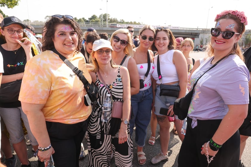 Wielbiciele Ed Sheerana w drodze na sobotni koncert na Tarczyński Arena we Wrocławiu