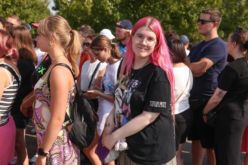Wielbiciele Ed Sheerana w drodze na sobotni koncert na Tarczyński Arena we Wrocławiu