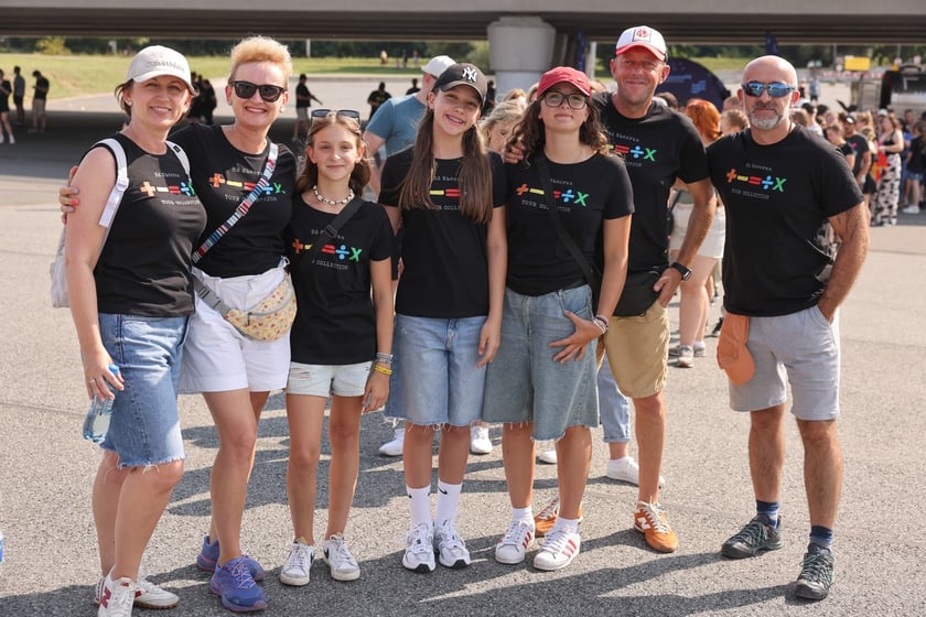 Wielbiciele Ed Sheerana w drodze na sobotni koncert na Tarczyński Arena we Wrocławiu