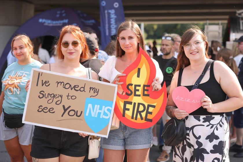 Wielbiciele Ed Sheerana w drodze na sobotni koncert na Tarczyński Arena we Wrocławiu