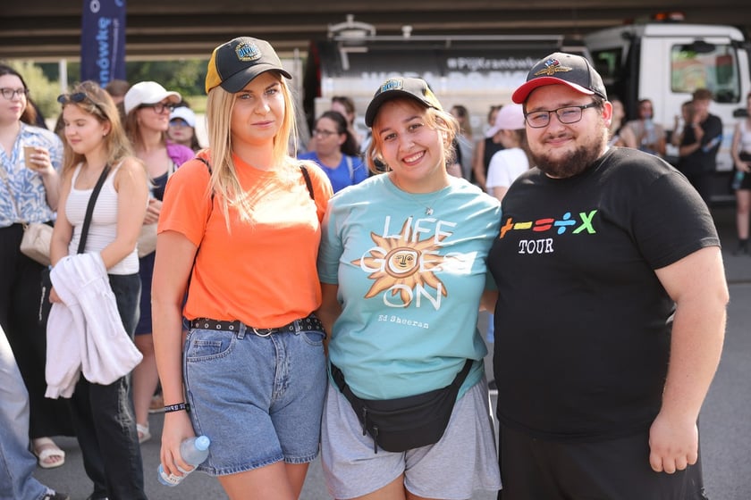 Wielbiciele Ed Sheerana w drodze na sobotni koncert na Tarczyński Arena we Wrocławiu