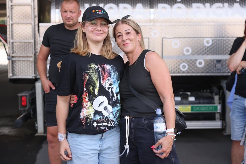 Wielbiciele Ed Sheerana w drodze na sobotni koncert na Tarczyński Arena we Wrocławiu