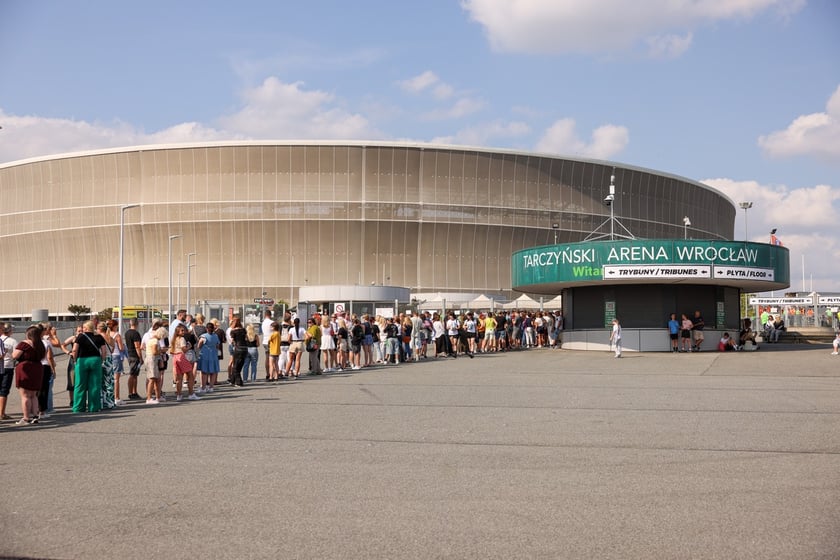 Wielbiciele Ed Sheerana w drodze na sobotni koncert na Tarczyński Arena we Wrocławiu