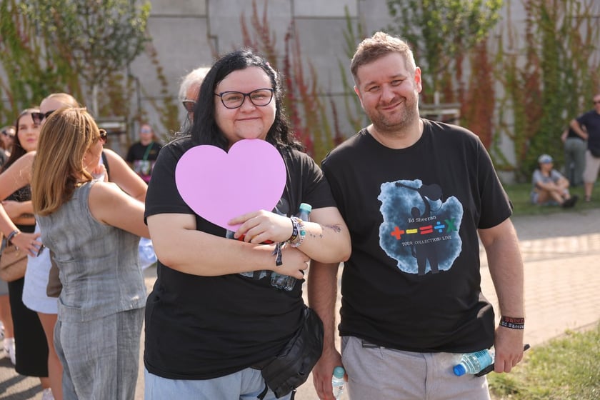 Wielbiciele Ed Sheerana w drodze na sobotni koncert na Tarczyński Arena we Wrocławiu