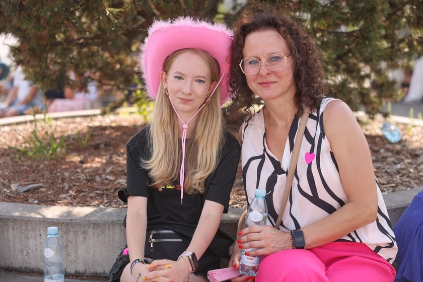 Wielbiciele Ed Sheerana w drodze na sobotni koncert na Tarczyński Arena we Wrocławiu