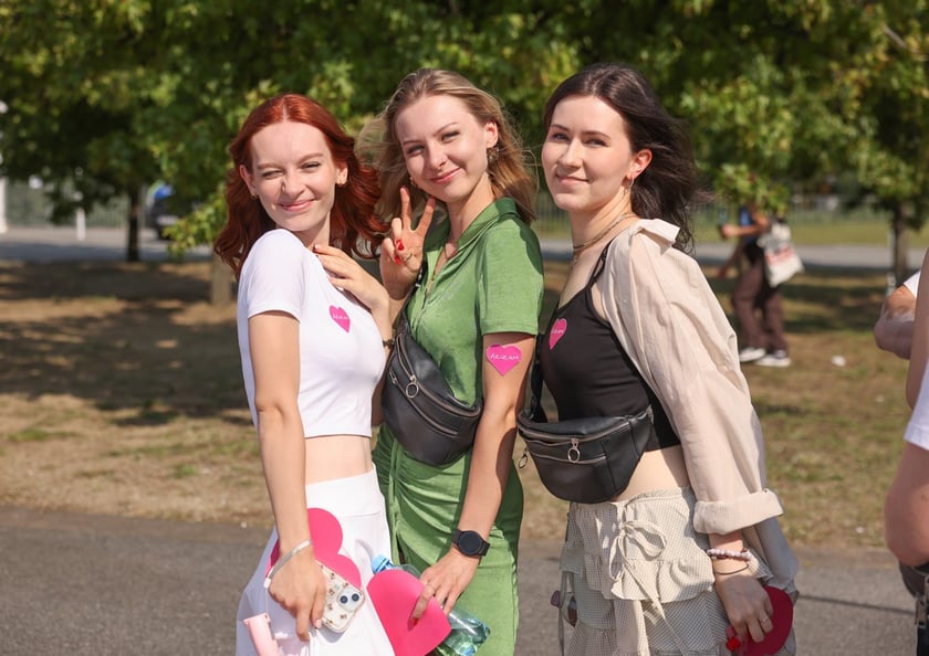 Wielbiciele Ed Sheerana w drodze na sobotni koncert na Tarczyński Arena we Wrocławiu