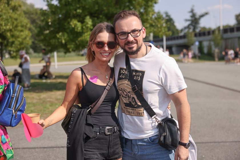 Wielbiciele Ed Sheerana w drodze na sobotni koncert na Tarczyński Arena we Wrocławiu