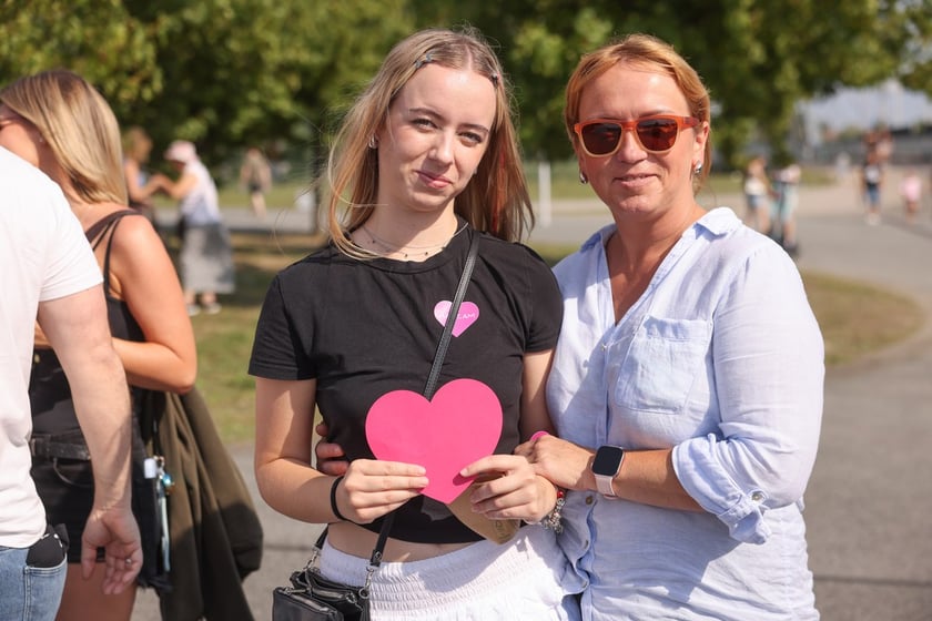 Wielbiciele Ed Sheerana w drodze na sobotni koncert na Tarczyński Arena we Wrocławiu