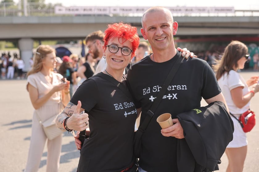 Wielbiciele Ed Sheerana w drodze na sobotni koncert na Tarczyński Arena we Wrocławiu