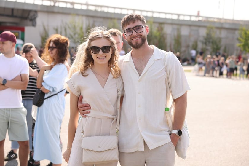 Wielbiciele Ed Sheerana w drodze na sobotni koncert na Tarczyński Arena we Wrocławiu