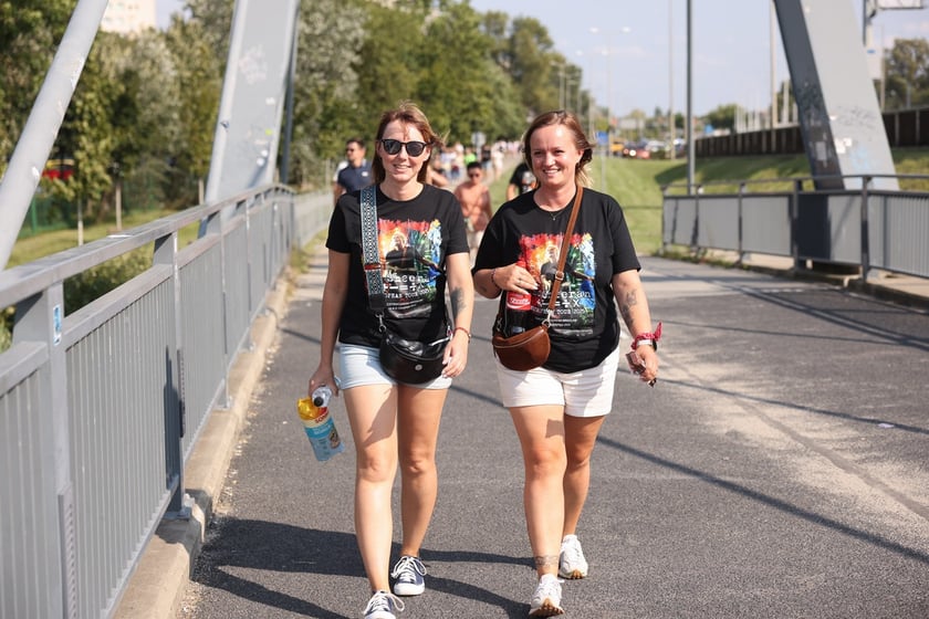 Wielbiciele Ed Sheerana w drodze na sobotni koncert na Tarczyński Arena we Wrocławiu