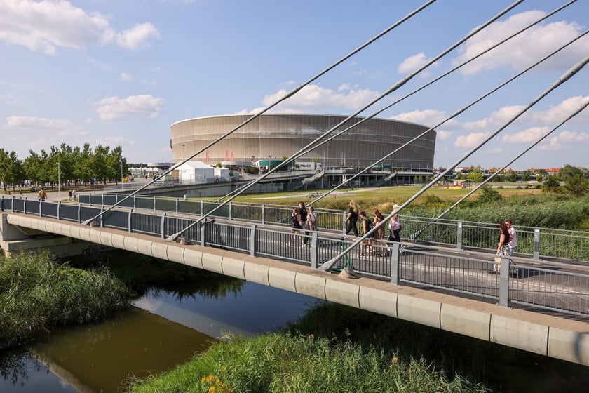 Wielbiciele Ed Sheerana w drodze na sobotni koncert na Tarczyński Arena we Wrocławiu