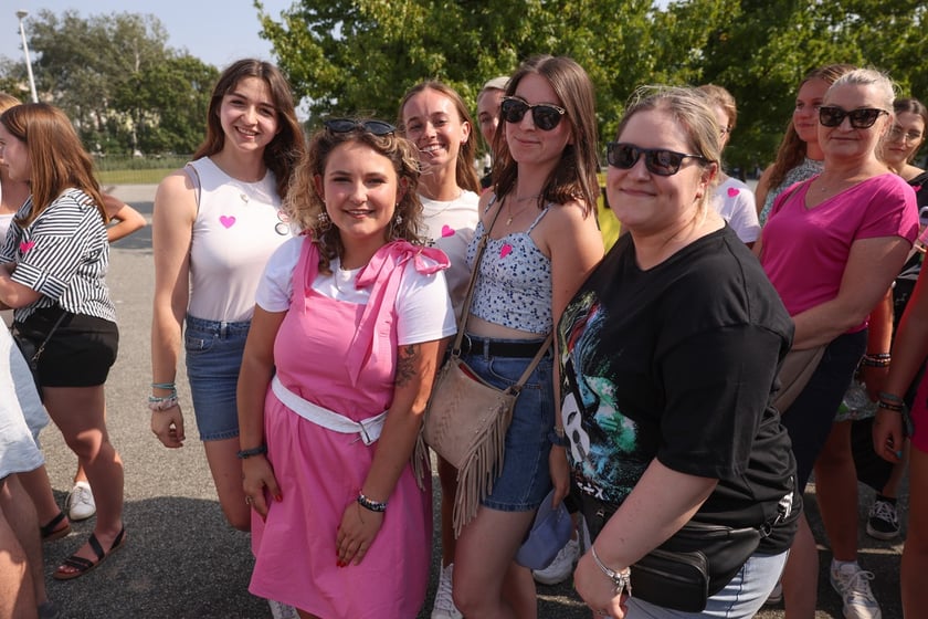 Wielbiciele Ed Sheerana w drodze na sobotni koncert na Tarczyński Arena we Wrocławiu