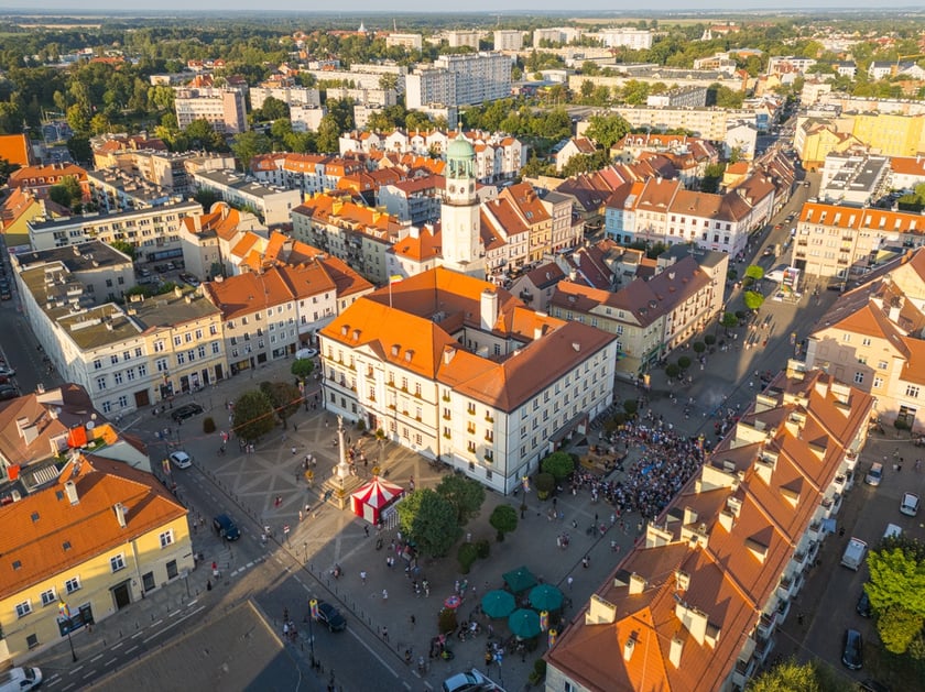 Popisy artystów sztuki cyrkowej podczas festiwalu OFCA w Oleśnicy 2025