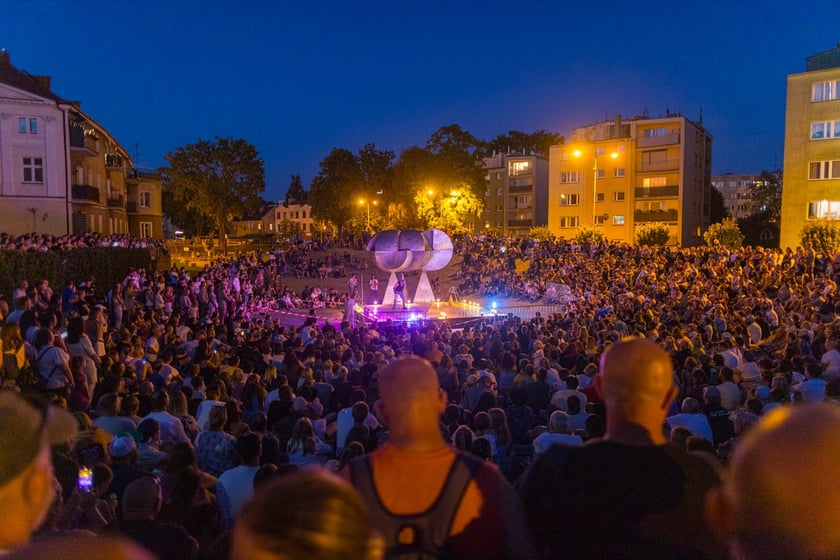Popisy artystów sztuki cyrkowej podczas festiwalu OFCA w Oleśnicy 2025