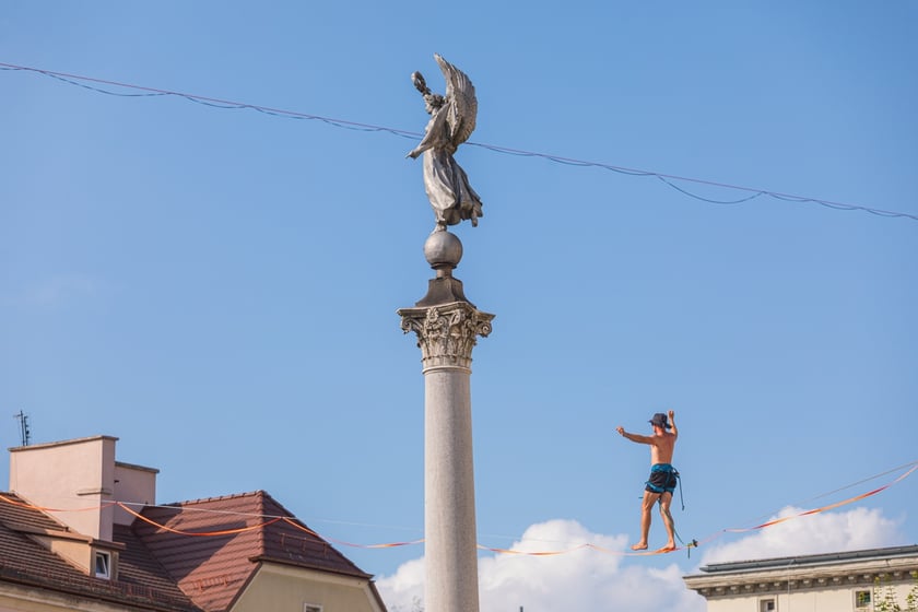Popisy artystów sztuki cyrkowej podczas festiwalu OFCA w Oleśnicy 2025