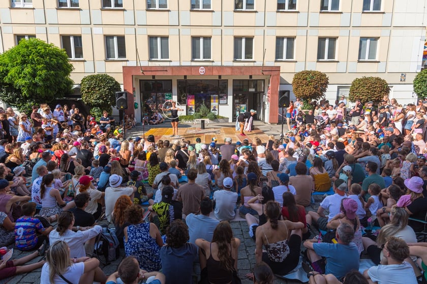 Popisy artystów sztuki cyrkowej podczas festiwalu OFCA w Oleśnicy 2025