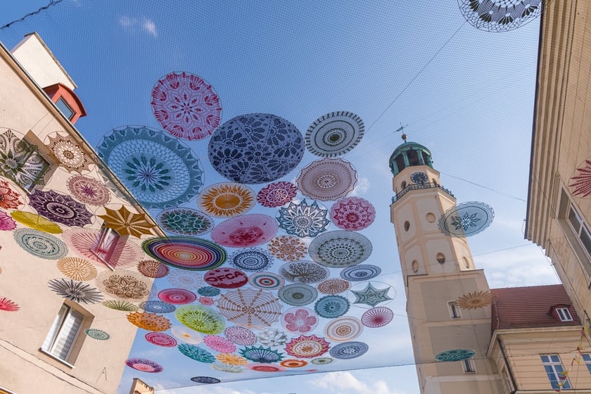 Popisy artystów sztuki cyrkowej podczas festiwalu OFCA w Oleśnicy 2025